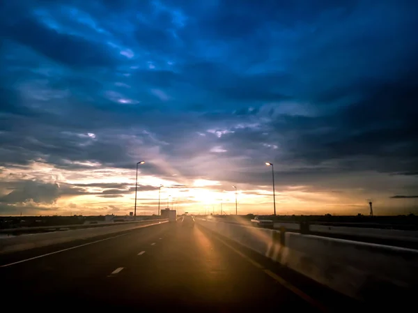 Highway road, transport roadtrip koncept. på asfalt expressway med sunrise himmel — Stockfoto
