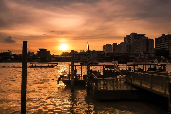 Речной пейзаж Бангкока и река Чао Прайя с закатом из Махараджа в Бангкоке Таиланд силуэт здания и история путешествия — стоковое фото