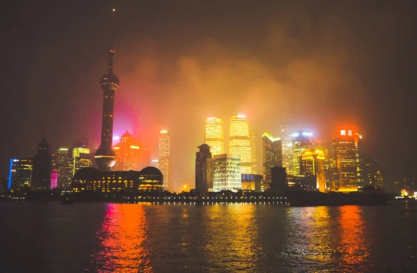 Skyline vue de nuit depuis le front de mer Bund sur Pudong signe d'affaires emblématique du Shanghai — Photo