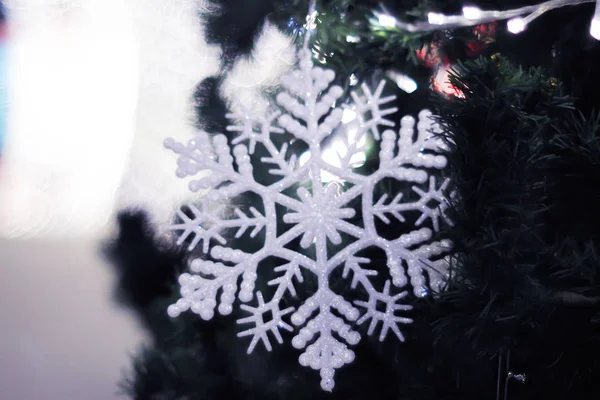 Magia holidayct gr tło z miga płatki śniegu spadające na Boże Narodzenie światła białe tło — Zdjęcie stockowe