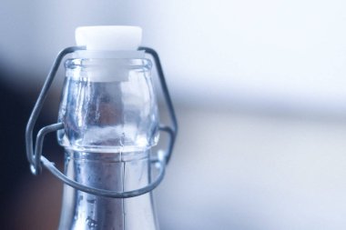 Seçici bulanıklık arka plan üzerinde boş şeffaf şişe.