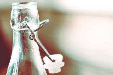 Seçici bulanıklık arka plan üzerinde boş şeffaf şişe.