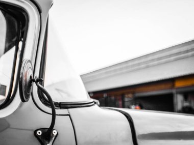 Eski bir araba bulanıklık ambar arka planda yuvarlak yan ayna 