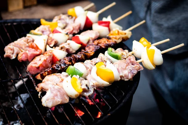 Barbecue d'été ou de printemps à l'extérieur Fermer Arrosage gourmand Barbecue sur planche à découper en bois à la table . — Photo