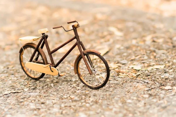 Retro stylu wizerunek XIX wieku rower drewniany model na tle natury — Zdjęcie stockowe