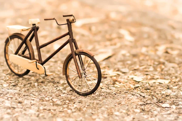 Retro stylu wizerunek XIX wieku rower drewniany model na tle natury — Zdjęcie stockowe