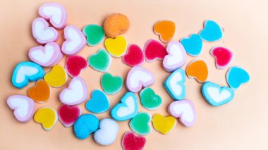 kalp şeklinde renkli jöle Marshmallows şeker .aşk kavramı. Happiness.Holiday. arka plan aşk kavramı fikir