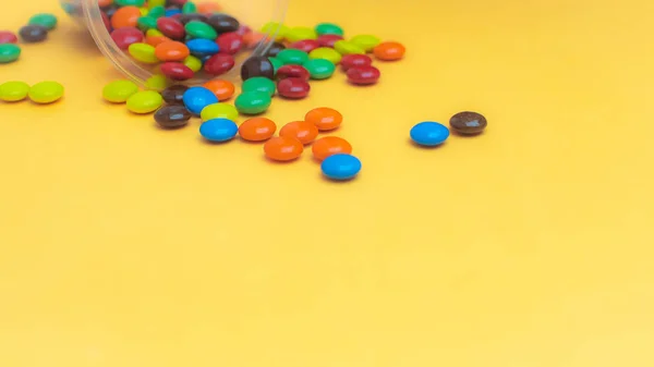 Uzavřete hromadu barevných čokoládových sladkostí. čokoládové pozadí. Užijte si to a užijte si nápady pro chidren. děti — Stock fotografie