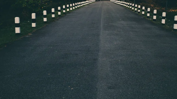 ダム壁と自然景観ナコナヨクの道路脇のマイルストーンナコナヨクタイ道路標識ロードトリップロードトリップコンセプトコンセプトコンセプト背景 — ストック写真