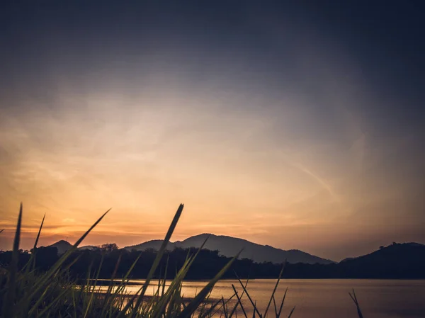 일몰에 태국 시골의 풍경. 호수 위로 드라마틱한 하늘 — 스톡 사진
