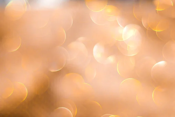 Weihnachten glühenden goldenen Hintergrund. Weihnachtsbeleuchtung. Goldener Feiertag Neujahr abstrakter Glanz defokussiert Hintergrund mit blinkenden Sternen und Funken. verschwommenes Bokeh — Stockfoto