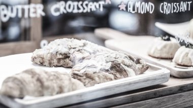 Fırın dükkanında el yapımı taze kruvasan ile lezzetli tatlı kahvaltı
