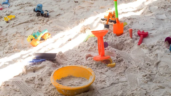 çocuklar için oyuncak kova deniz plajı yaz mutlu aile rahatlama komik tatil oynamak.