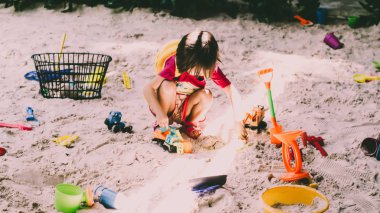 Tropik sahilde oynayan çocuk. Aile yaz tatili konsept fikri