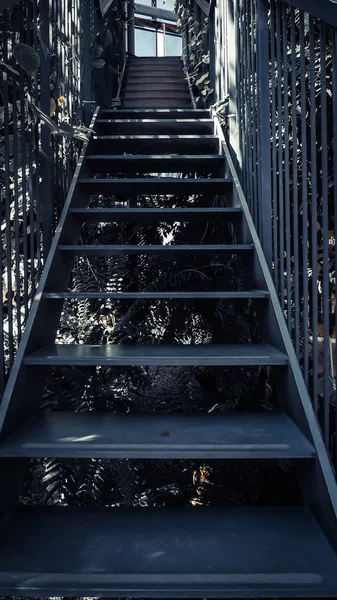 Metalowe schody do kroku, poruszając się, trzymaj go pomysł koncepcji. Projektowanie architektury — Zdjęcie stockowe