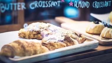 Taze badem kruvasan ile lezzetli kahvaltı