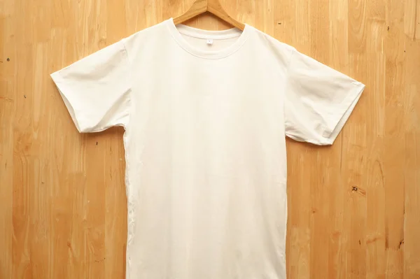 Blank White T-Shirts Mock-up appeso alla parete in legno, vista laterale anteriore e posteriore. Pronto a sostituire il tuo design — Foto Stock