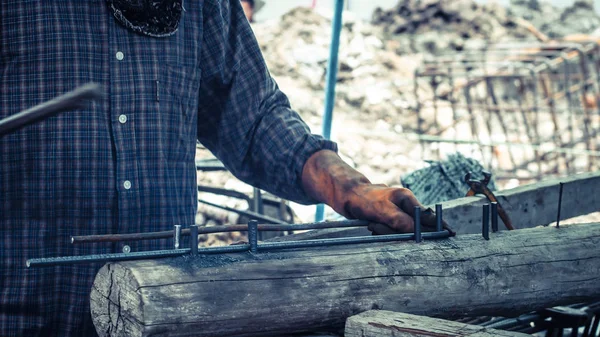 Round bar bending steel on construction site for Steel stirrups component member in beam reinforcement structure. — Stock Photo, Image