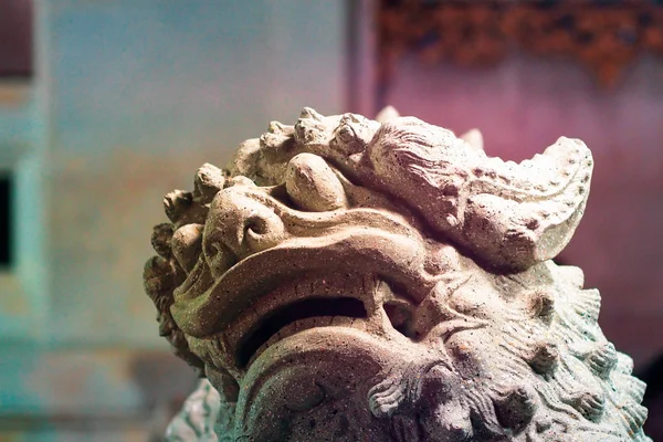 Leone di pietra cinese alla porta del tempio cinese in Cina — Foto Stock