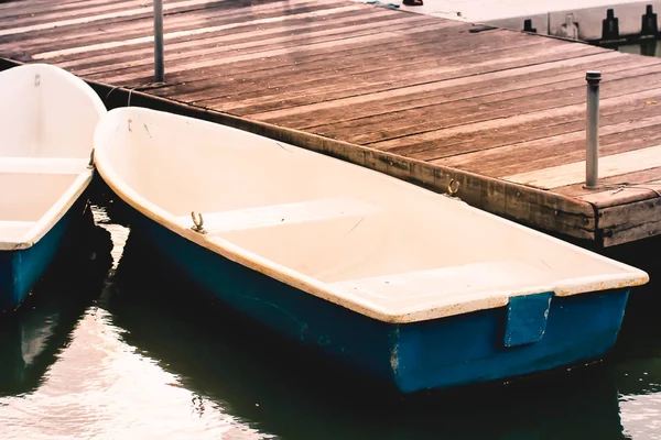 湖の自然レクリエーションライフスタイルの背景の木製桟橋でのボート — ストック写真
