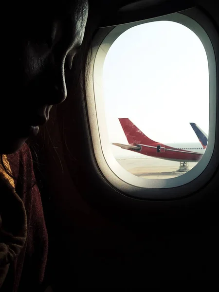 Close up of woman sit near window of plane sad loneliness sentindo viajar sozinho longe de casa silouette fotografia fundo — Fotografia de Stock