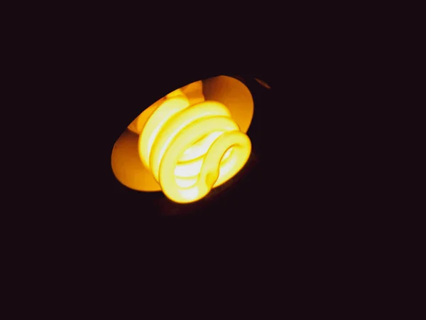 黄色の電球ランプ、書き込み、勉強、読書創造的な暗い背景あなたの電球を変更し、見る能力を向上させます — ストック写真