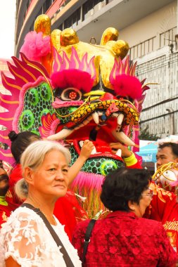 Bangkok, 16 Şubat 2018 Tayland 'ın Yaowarat Yolu' ndaki Çin Mahallesi 'ndeki en büyük Yeni Yıl kutlamaları, kültürel gösteriler ve Çin Aslanı Ejder Danslarıyla