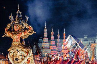 Amphorn Satharn Villa Bangkok Bangkok Tayland Aralık 2018 Royal Barge Suphannahong Garuda kral rama 5-7 vint tarihinde geri Bangkok İnsanlar elbise kış festivalinde perfermance oynamak için gösterilir