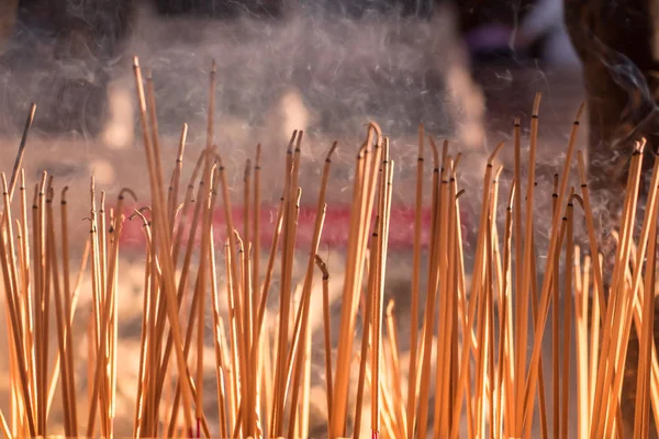 Joss-Stöcke brennen in einem buddhistischen Tempelhof als Opfergabe während des chinesischen Neujahrsfestes im Tempel — Stockfoto