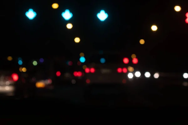 Belo fundo borrão bokeh à noite. Fora do foco do tráfego — Fotografia de Stock