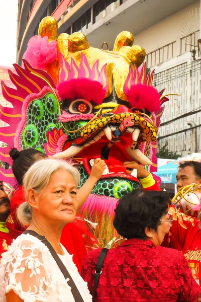 Bangkok, 16 Şubat 2018 Tayland 'ın Yaowarat Yolu' ndaki Çin Mahallesi 'ndeki en büyük Yeni Yıl kutlamaları, kültürel gösteriler ve Çin Aslanı Ejder Danslarıyla