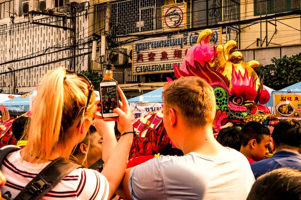 Bangkok, 16 février 2018 � � � La plus grande célébration du Nouvel An chinois de Thaïlande dans le quartier chinois de Bangkok sur la route Yaowarat, avec des expositions culturelles et des spectacles divertissants chinois Lion \ Dragon Dance \ Chines — Photo