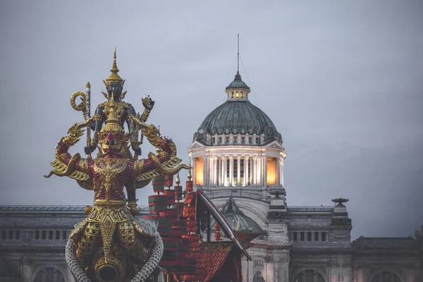 Amphorn Satharn Villa Bangkok Thaïlande Décembre 2018 Royal Barge Suphannahong Garuda est montré pour jouer la perfermance dans le festival d'hiver à Bangkok Les gens s'habillent de retour à la date du roi rama 5-7 — Photo