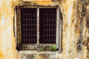 sarı rustik boyalı beton duvar arka plan üzerinde ev eski moda tasarım klasik eski vintage pencere