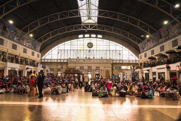 Estación de tren de Hualampong Bangkok Tailandia diciembre 2018, la gente viene a la estación de tren esperando la llegada de tren para volver a casa en el nuevo año 2019 — Foto de Stock
