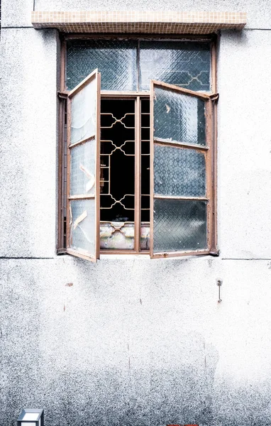 Régi szüreti ablak ház régi divat design klasszikus zöld rusztikus festett betonfal háttér — Stock Fotó