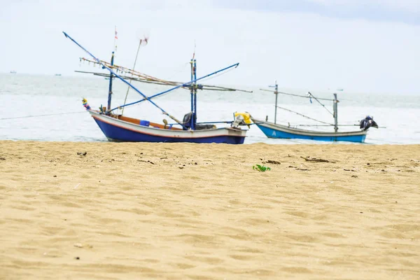 Barco de pesca na bela praia paisagem litorânea Tailândia. Verão de férias ideia conceito — Fotografia de Stock