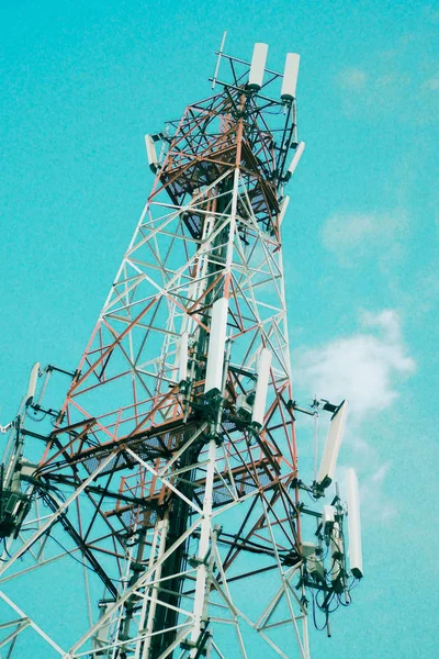 Antena de comunicación torre de radio televisión tecnología de estación inalámbrica digital contra fondo azul cielo — Foto de Stock