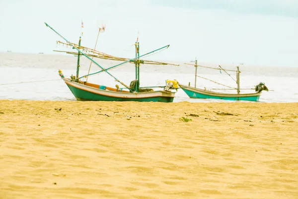 Barco de pesca na bela praia paisagem litorânea Tailândia — Fotografia de Stock