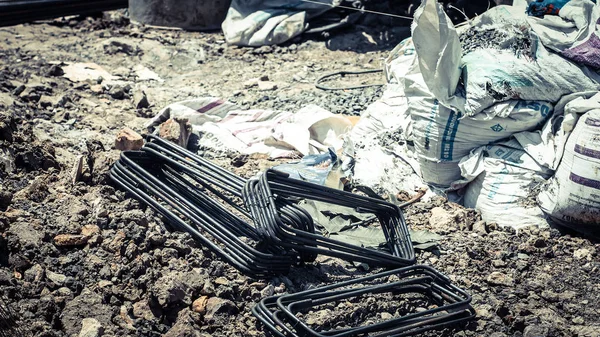 şantiyede bükme yuvarlak çubuk çelik demir 