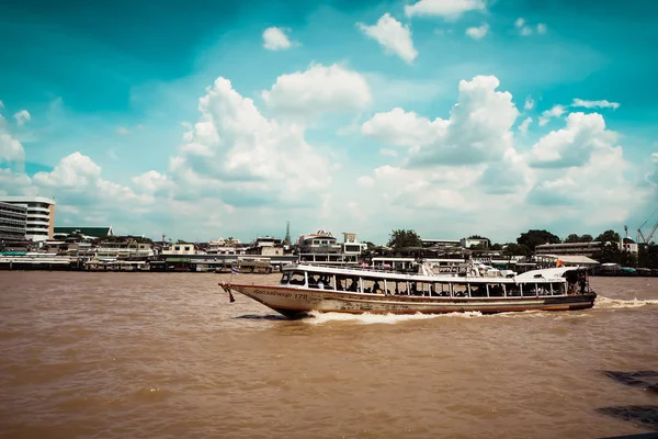Январь 2019 Bangkok Thailand паромное такси на реке Чао Прайя в Бангкоке, Таиланд . — стоковое фото