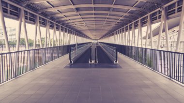 Yürüyen merdivenin modern geçitileri ilerler ve yürüyen merdiven uluslararası havaalanında geriye doğru hareket eder. Yürüyen merdiven, destek taşımacılığı için tesistir