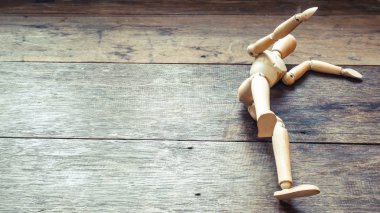 Ahşap manken düşüyor. Sonbahar kavramı. İş hayatı. Başarısızlık fikri.