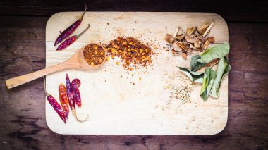 Tahta kaşık, farklı tipte kinoa Thai yemek malzemesi ve tahta masa arkaplanındaki yazı için alan, üst görünüm.