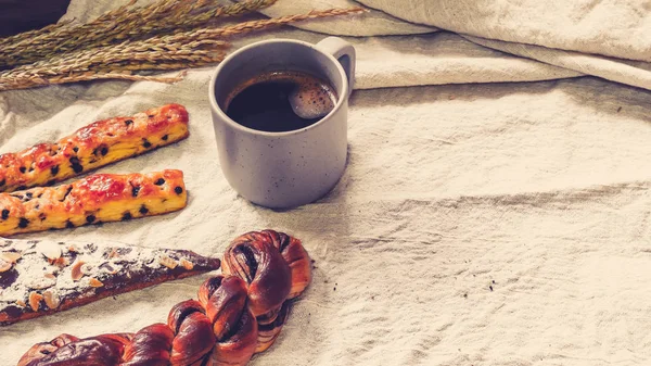 Bröd och rostat bröd till frukost med svart kaffe på vita lakan bakgrund, hälsosam frukost. morining hälsa livsstil Concept idé bakgrund — Stockfoto