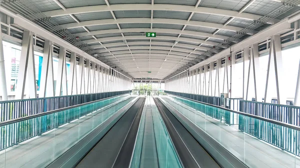 Passerelle moderne de l'escalator aller de l'avant et l'escalator reculer dans l'aéroport international. Escalator est une installation pour le transport de soutien — Photo