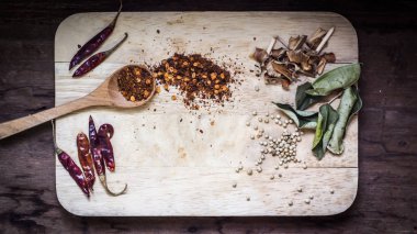 Tahta kaşık, farklı tipte kinoa Thai yemek malzemesi ve tahta masa arkaplanındaki yazı için alan, üst görünüm.