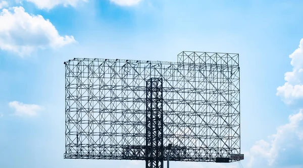 Cartelera de estructura de acero Contra cielo azul — Foto de Stock