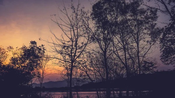 Paisaje del amanecer sobre el cielo naranja del río por la noche — Foto de Stock