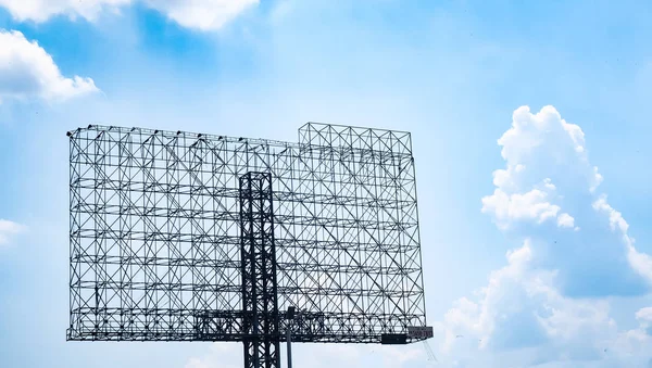 Stahlrahmenkonstruktion große Werbetafel gegen blauen Himmel — Stockfoto